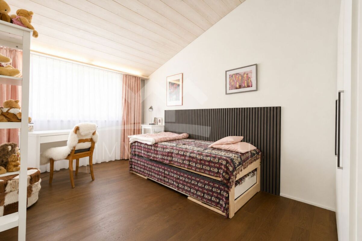 Helles Schlafzimmer mit Dachschräge