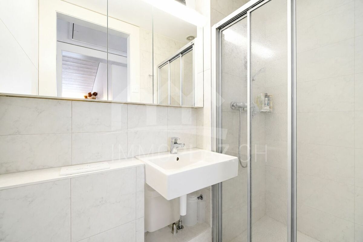 Modernes Badezimmer mit Dusche und Waschtisch