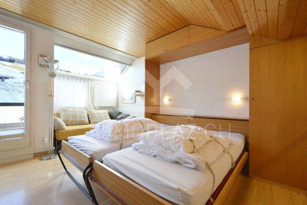 Helles Schlafzimmer mit Holzverkleidung