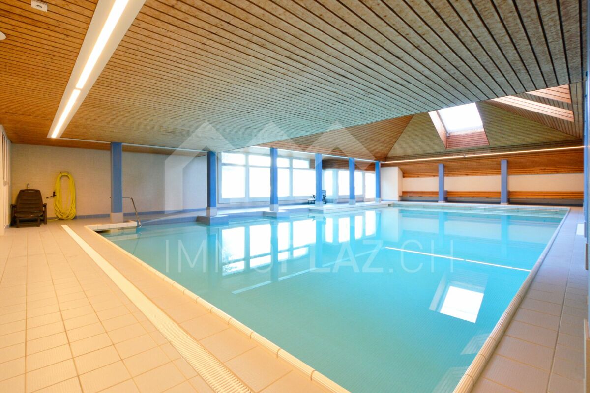 Innenpool mit Holzdecke