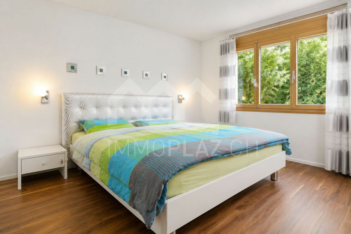 Modernes Schlafzimmer mit großem Fenster