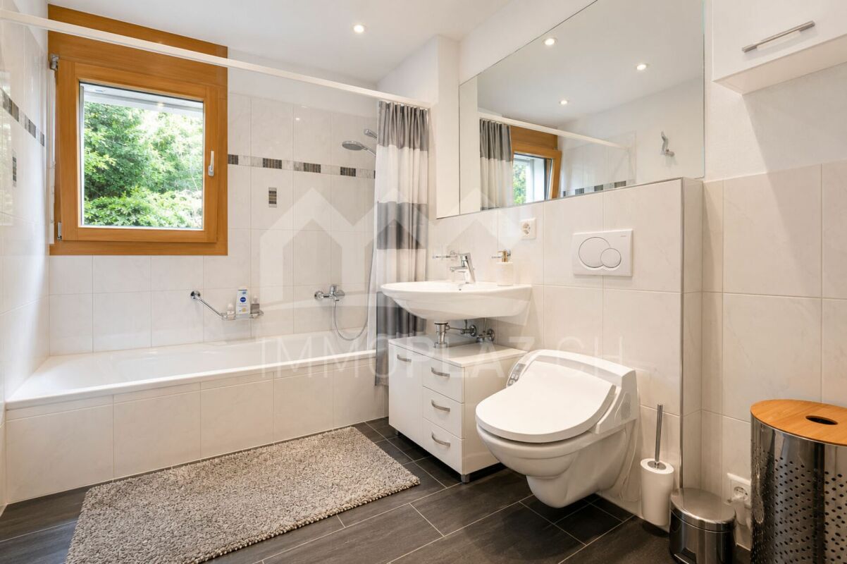 Modernes Badezimmer mit Badewanne, Waschtisch und Wand-WC