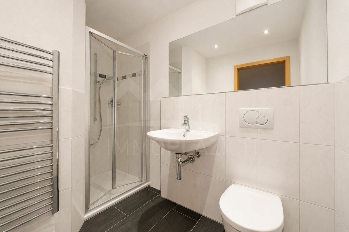 Modernes Badezimmer mit Dusche, Waschtisch und WC