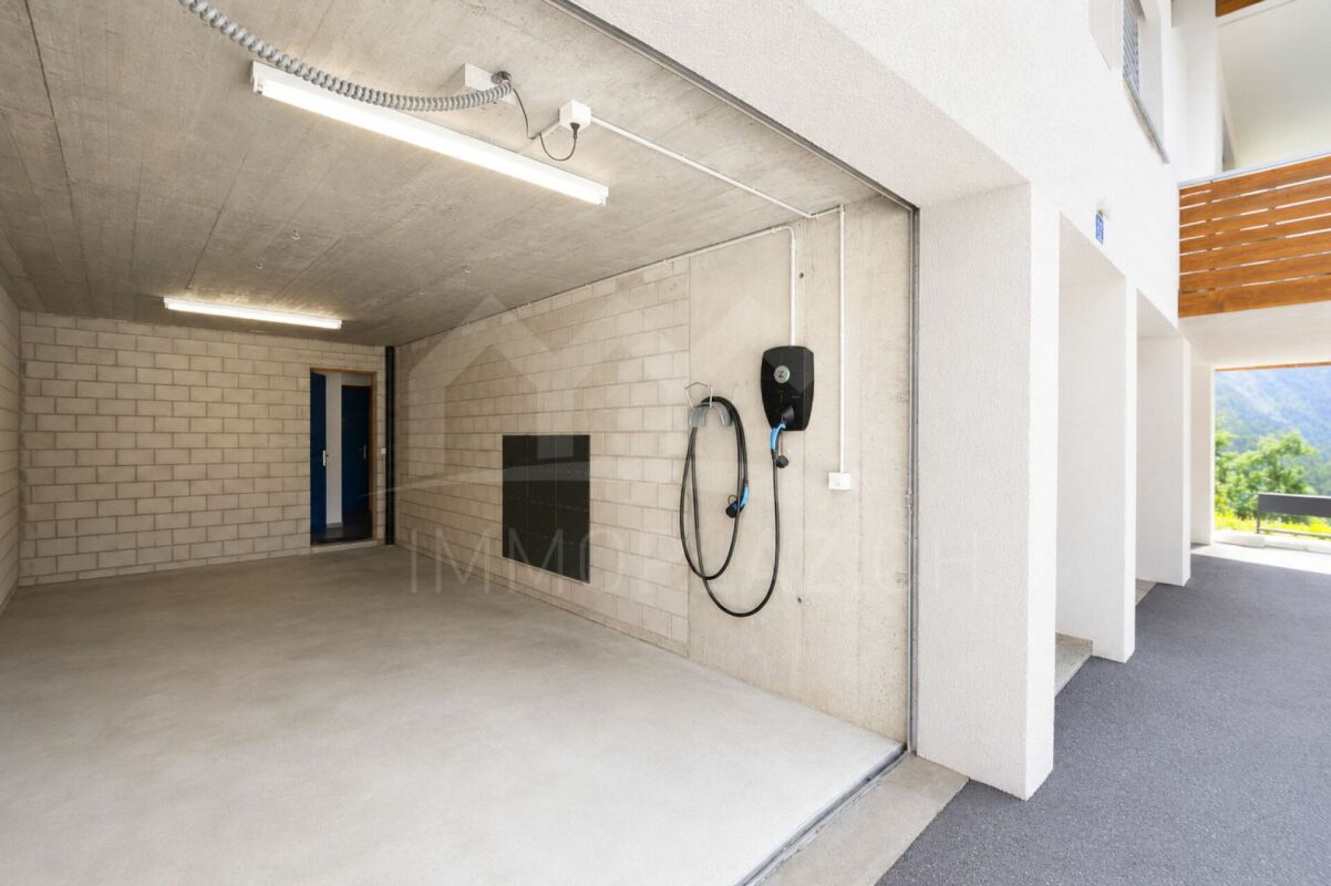 Offene Garage mit Ladeanschluss