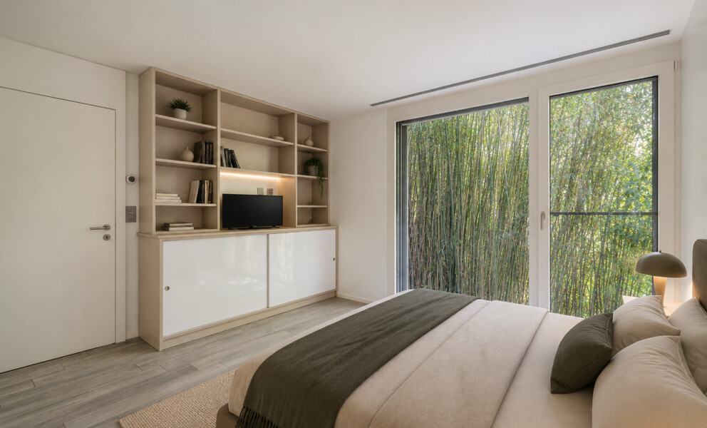 Modernes Schlafzimmer mit großer Fensterfront und Einbauschrank