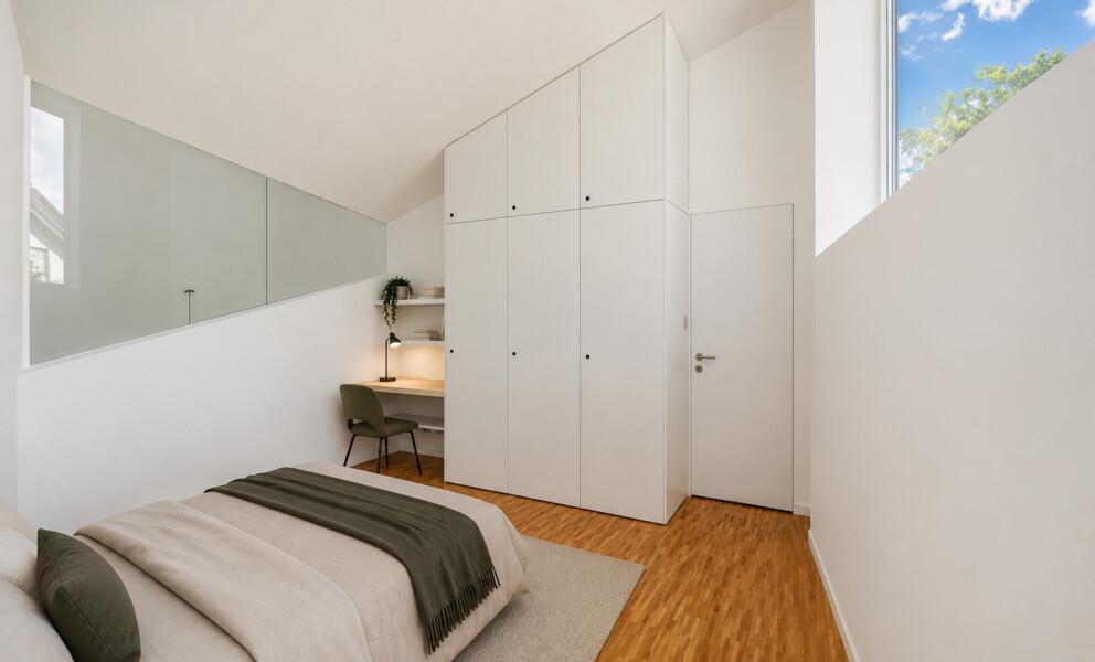 Helles Schlafzimmer mit Einbauschränken und Arbeitsbereich