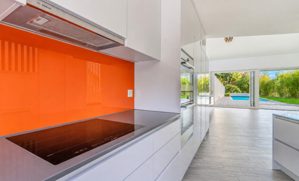 Moderne offene Küche mit Blick in den Garten