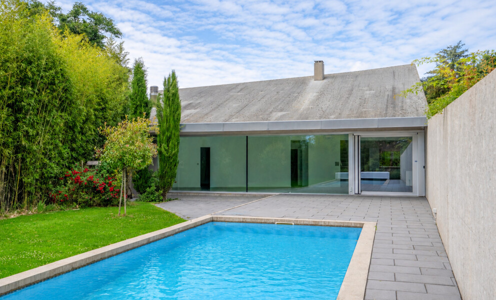 Außenansicht mit Pool und Garten