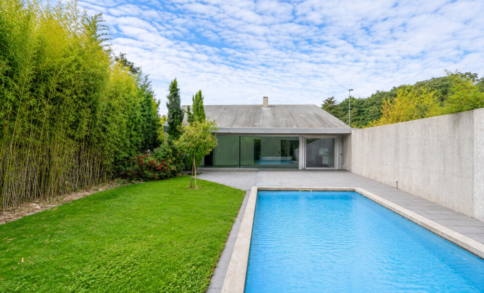 Moderner Garten mit Pool