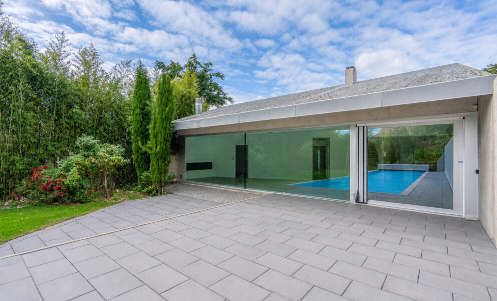 Moderne Terrasse mit Pool und großer Glasfront