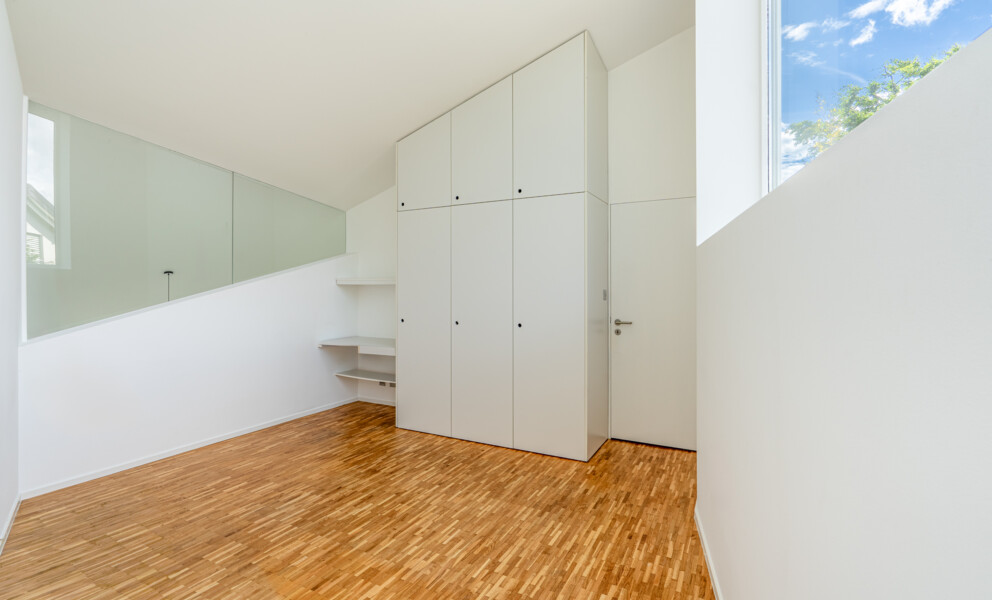 Helles Zimmer mit Einbauschrank und Fensterband