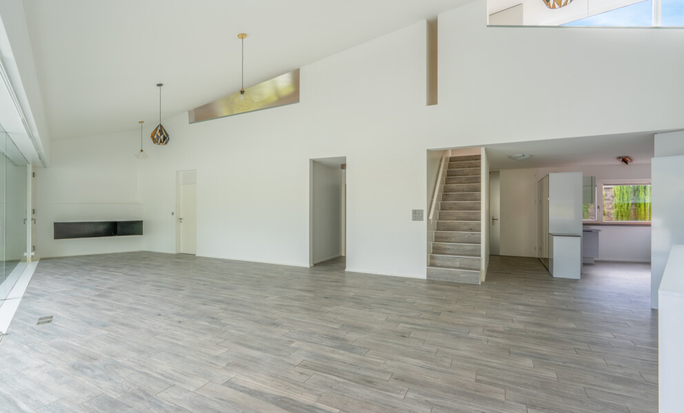 Offener Wohnbereich mit Galerie und Treppe