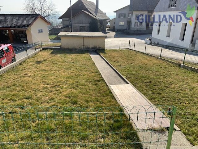Garten mit Zuweg und Nebengebäude