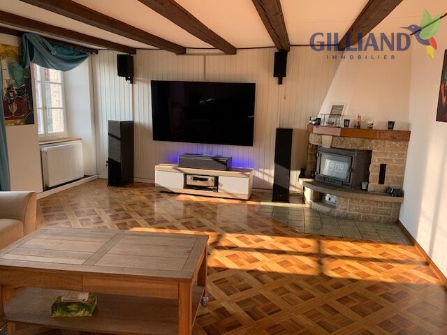 Wohnzimmer mit Kamin und TV