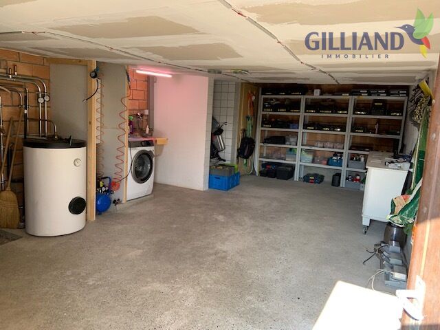 Unbekannte Garage mit Werkstatt- und Lagerbereich