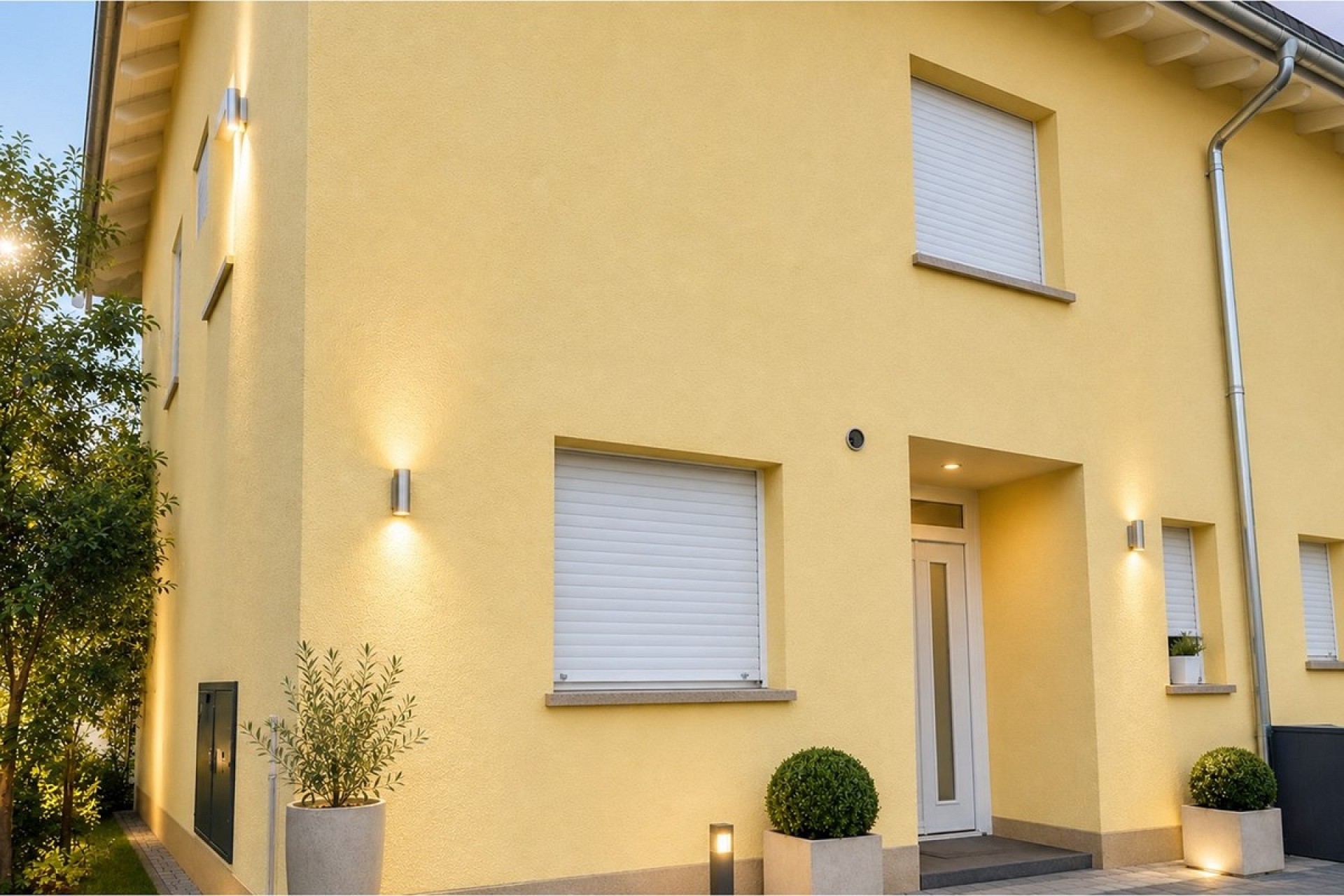 Modernes gelbes Wohnhaus von außen