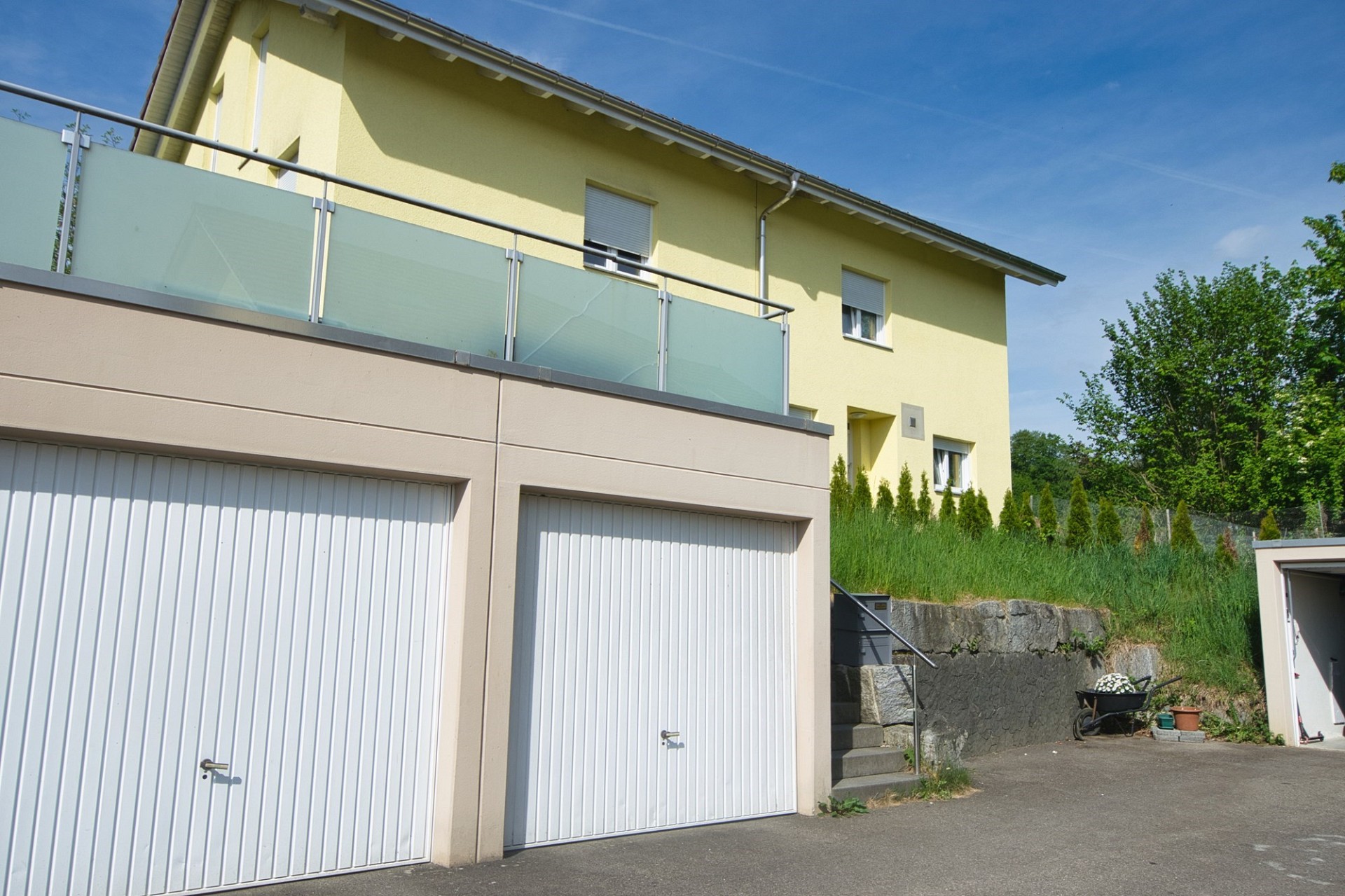 Außenansicht eines Hauses mit Garagenzufahrt