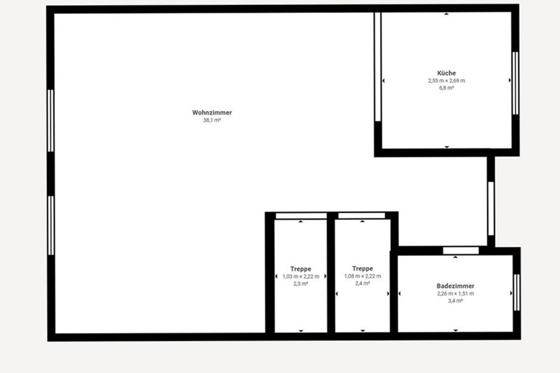 Grundriss mit Wohnzimmer, Küche, Badezimmer und zwei Treppenräumen