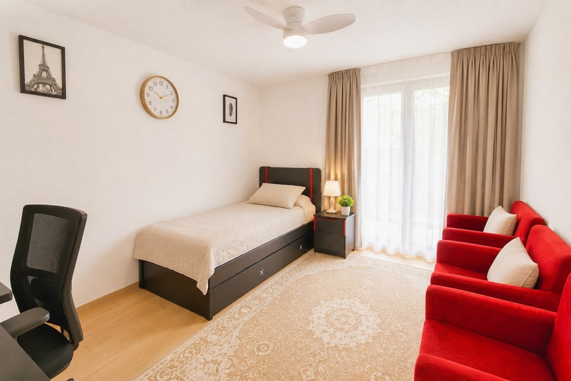 Helles, modern eingerichtetes Schlafzimmer