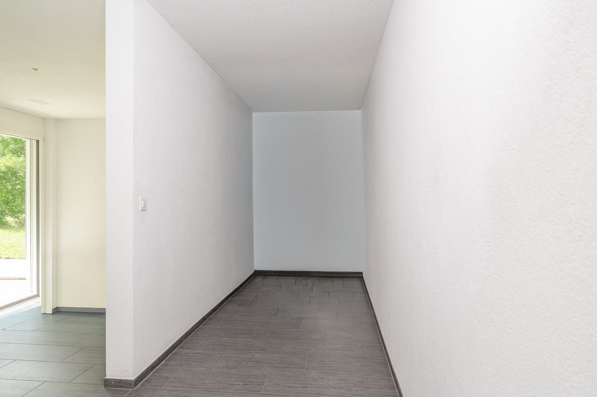 Heller Flur mit schmalem Durchgang