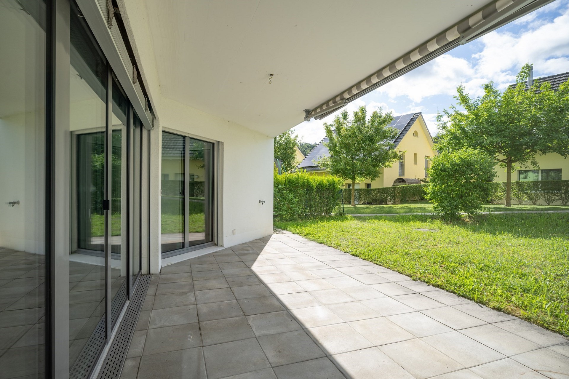 Überdachte Terrasse mit Gartenblick