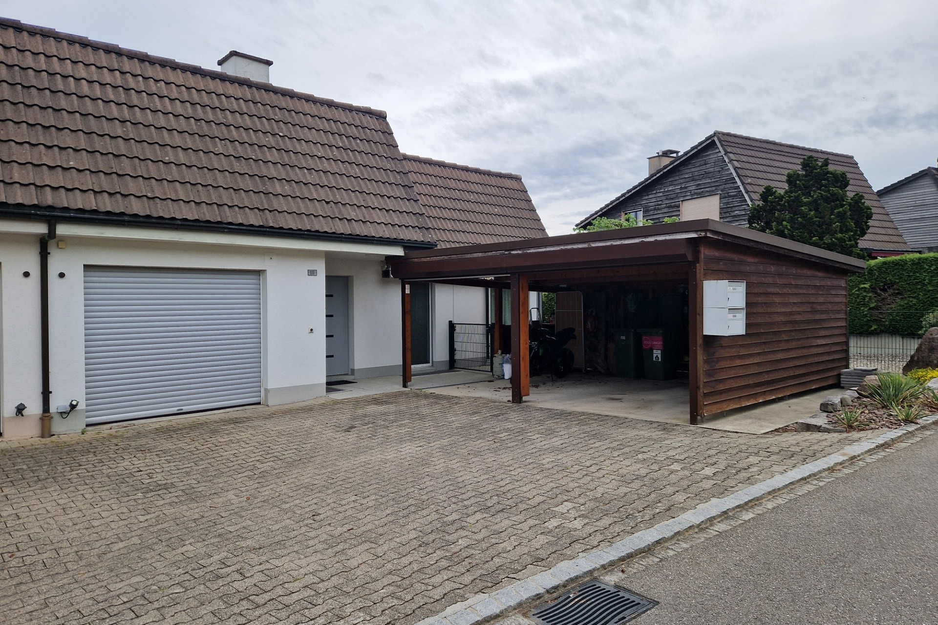 Außenansicht eines Wohnhauses mit Garage und Carport