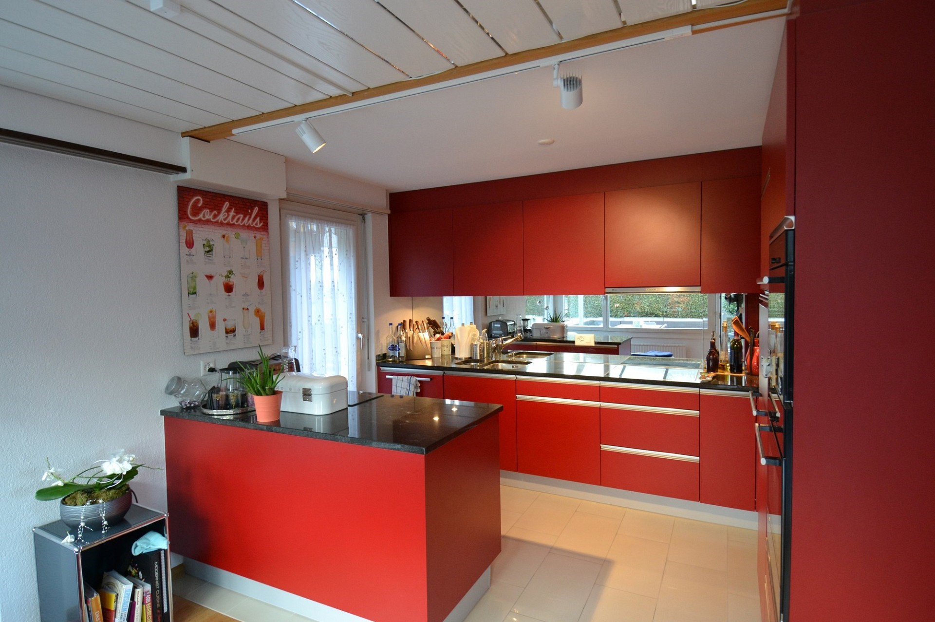 Moderne rote Küche mit Kochinsel