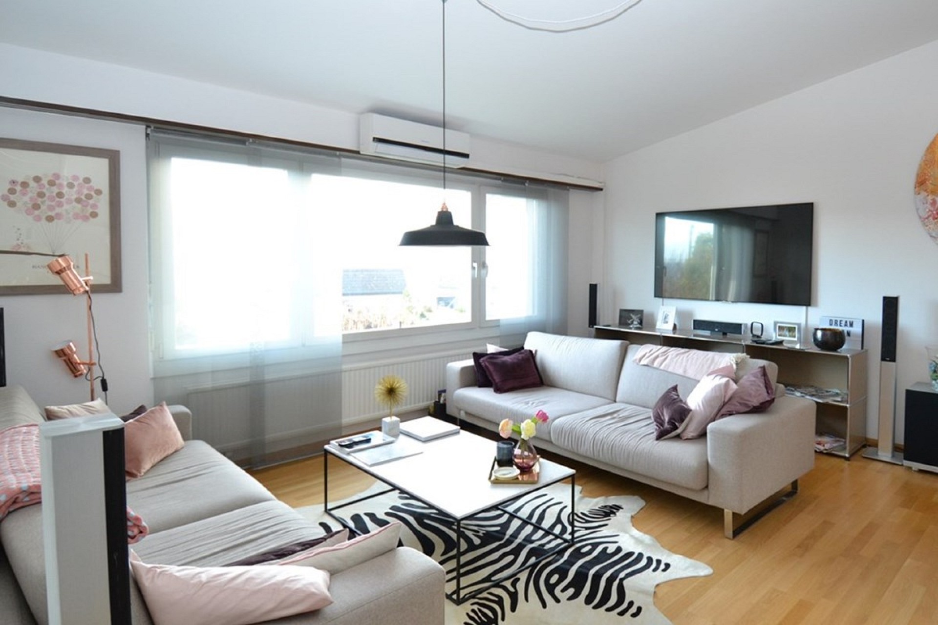 Helles Wohnzimmer mit Sofa-Ensemble