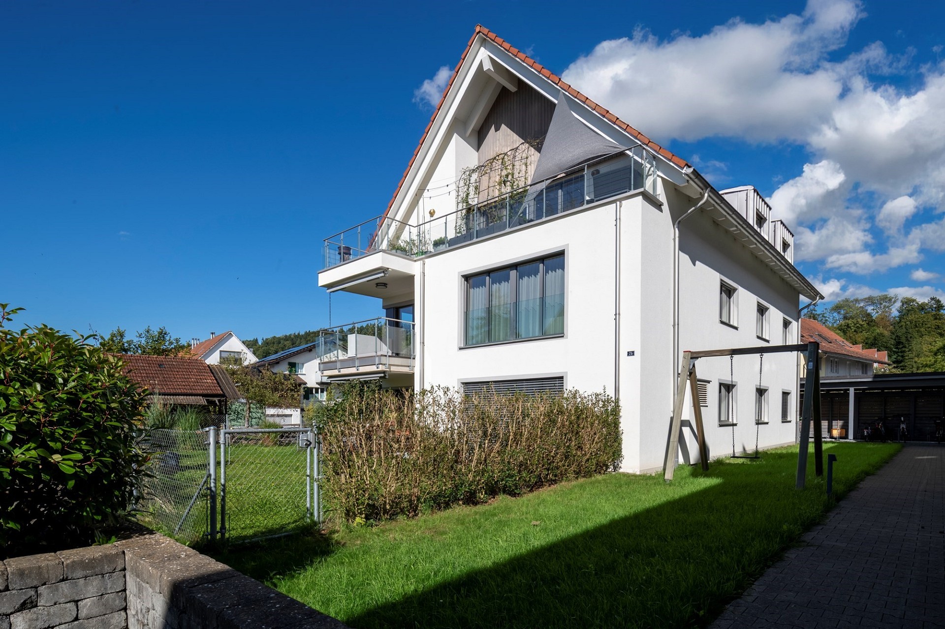 Modernes Einfamilienhaus mit Satteldach und Balkon