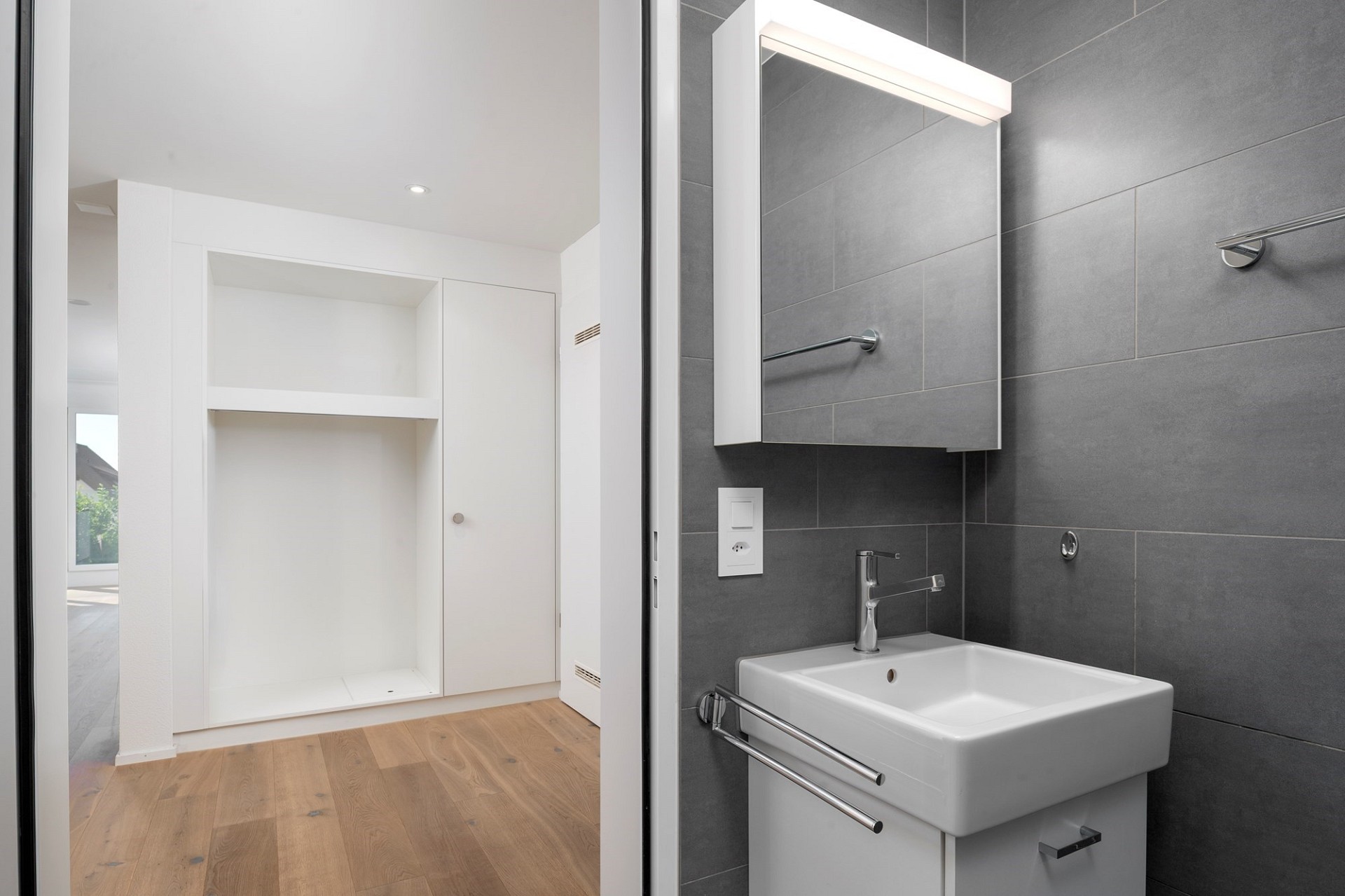 Modernes Badezimmer mit Ankleidebereich