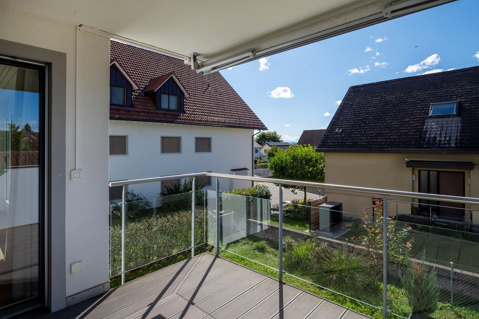 Balkon mit Blick auf Nachbarhäuser