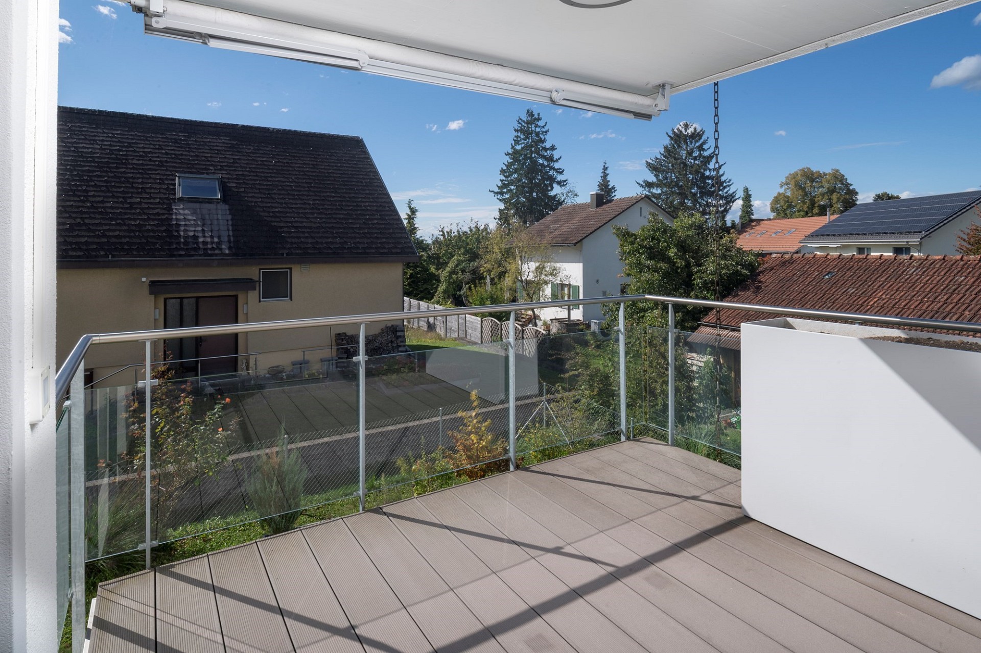 Balkon mit Blick auf Wohnhäuser