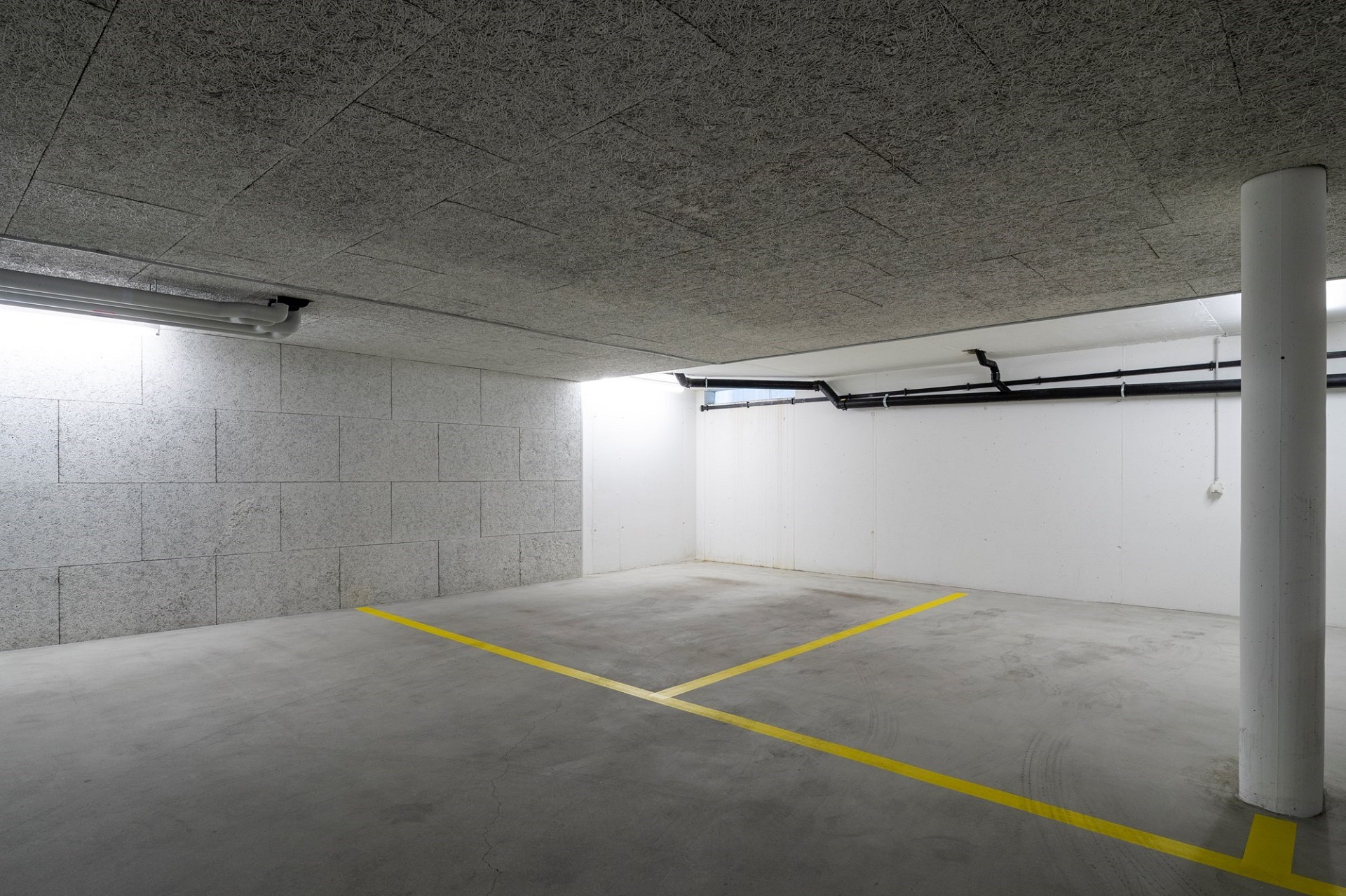 Tiefgarage mit markiertem Stellplatz