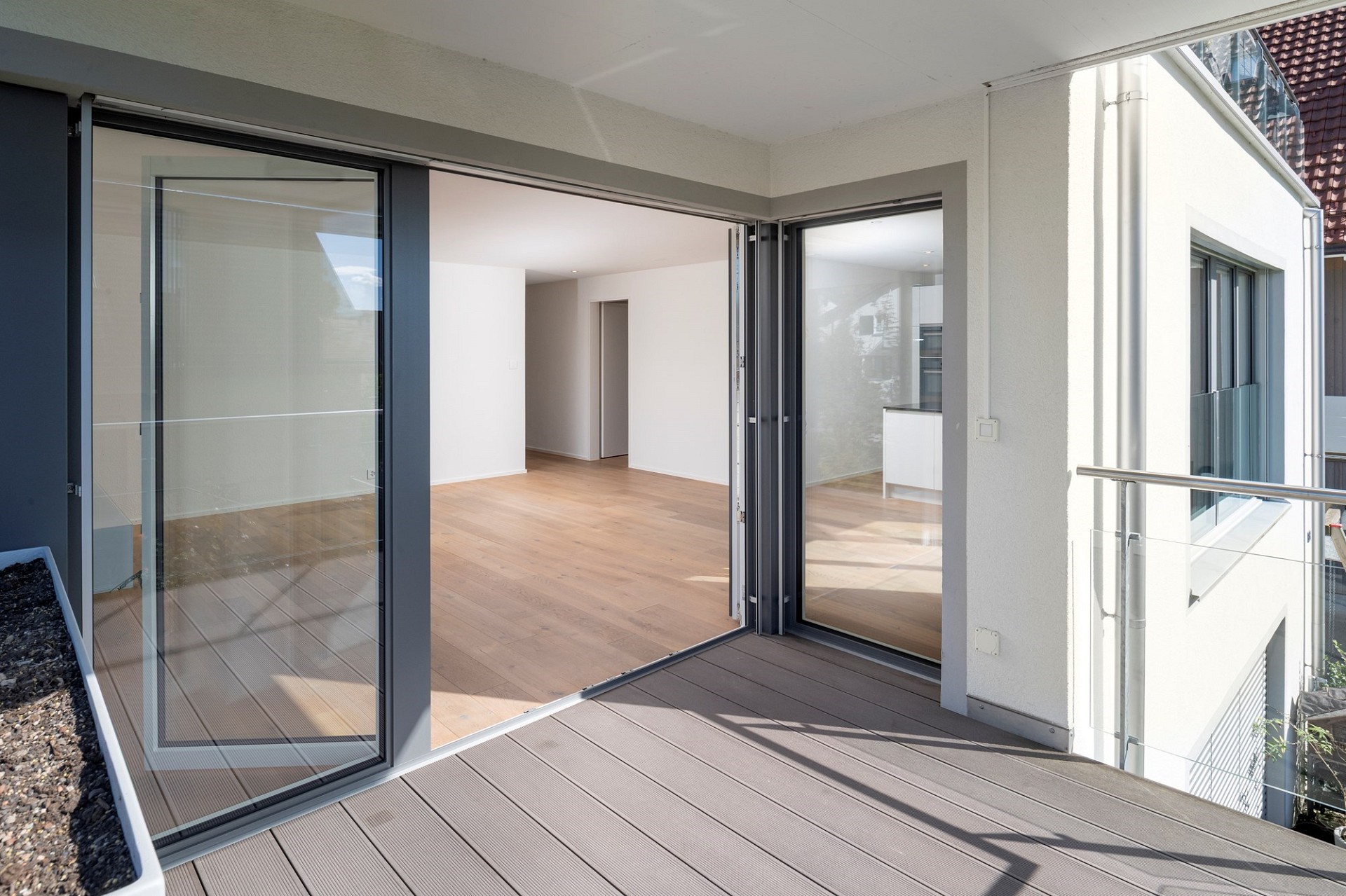 Moderne Loggia mit offenem Übergang zum Innenraum