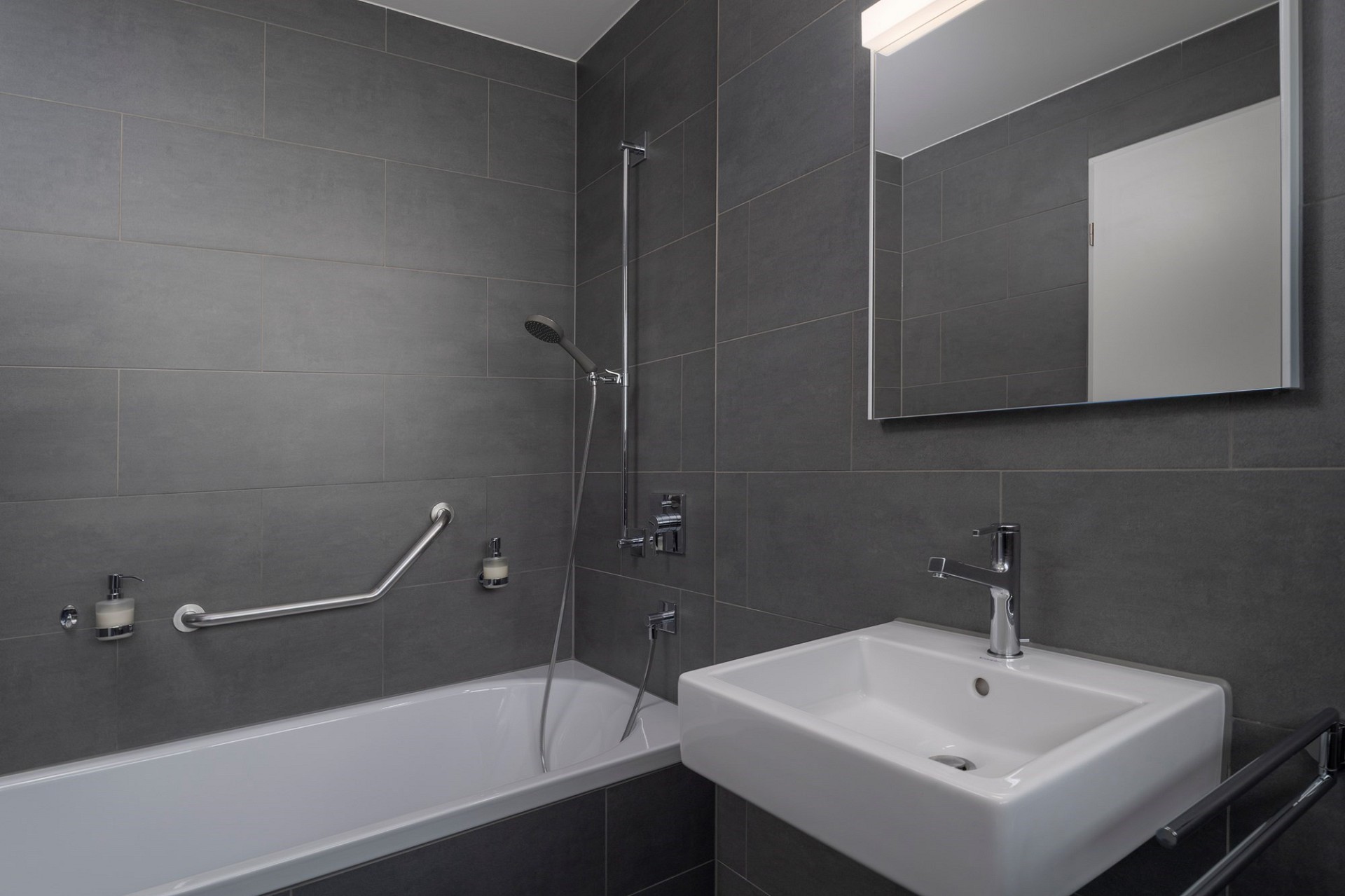 Modernes Badezimmer mit Badewanne und Waschbecken
