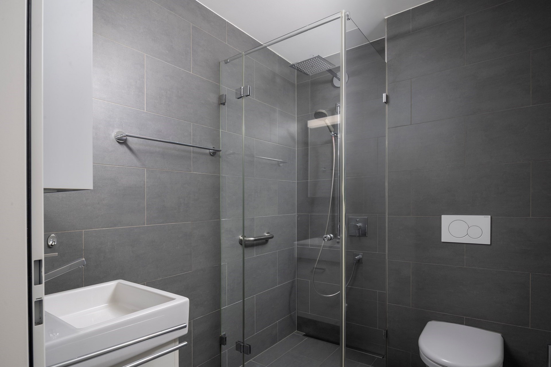 Modernes Badezimmer mit begehbarer Dusche