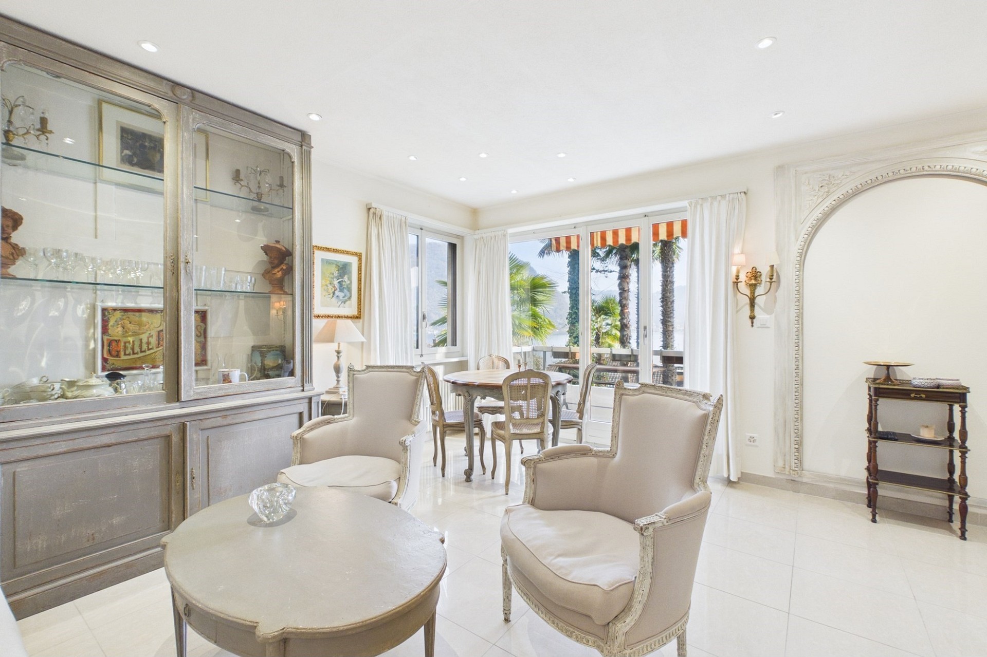 Elegantes Esszimmer mit Blick ins Freie