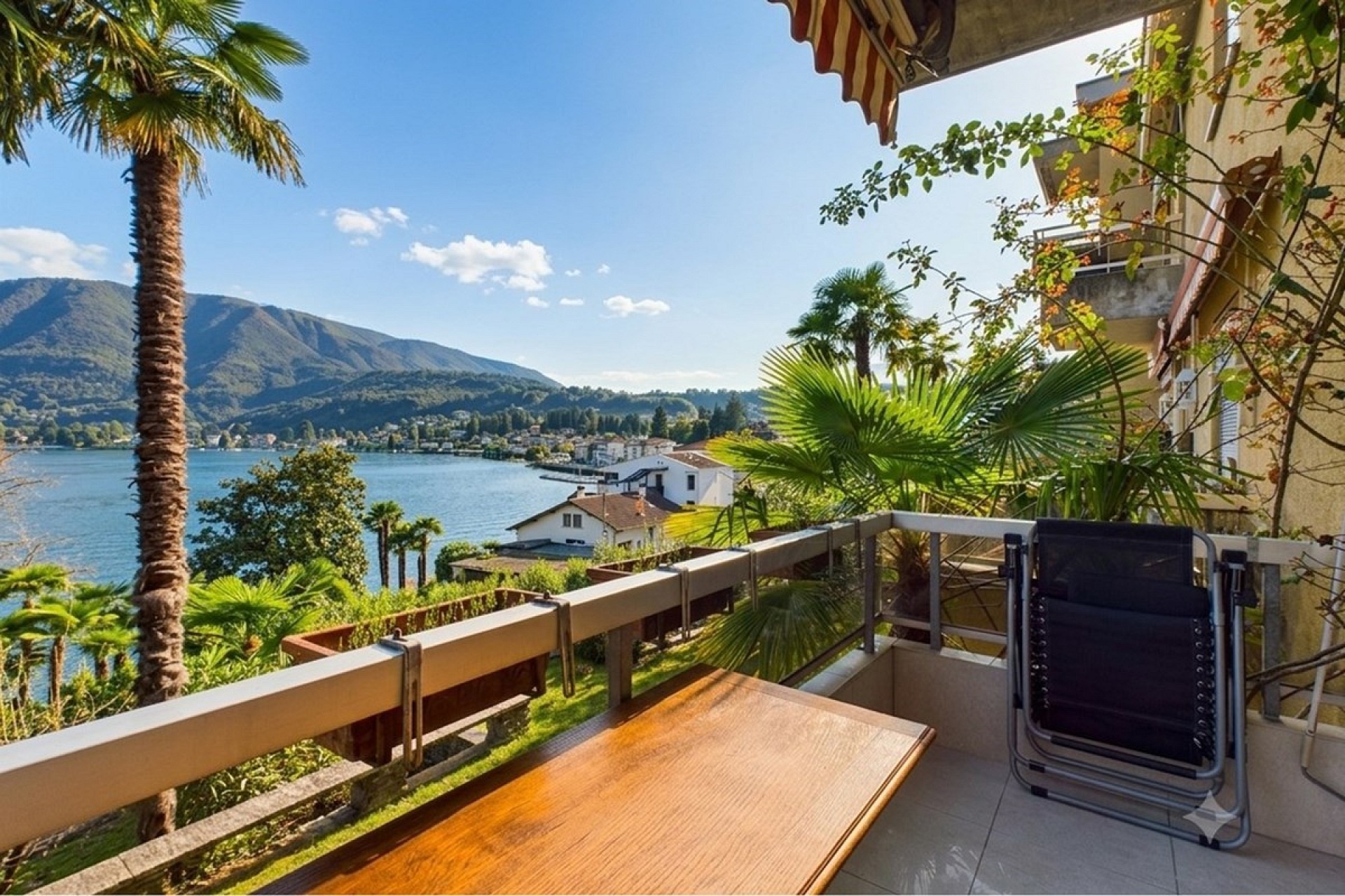Balkon mit Seeblick und Bergpanorama