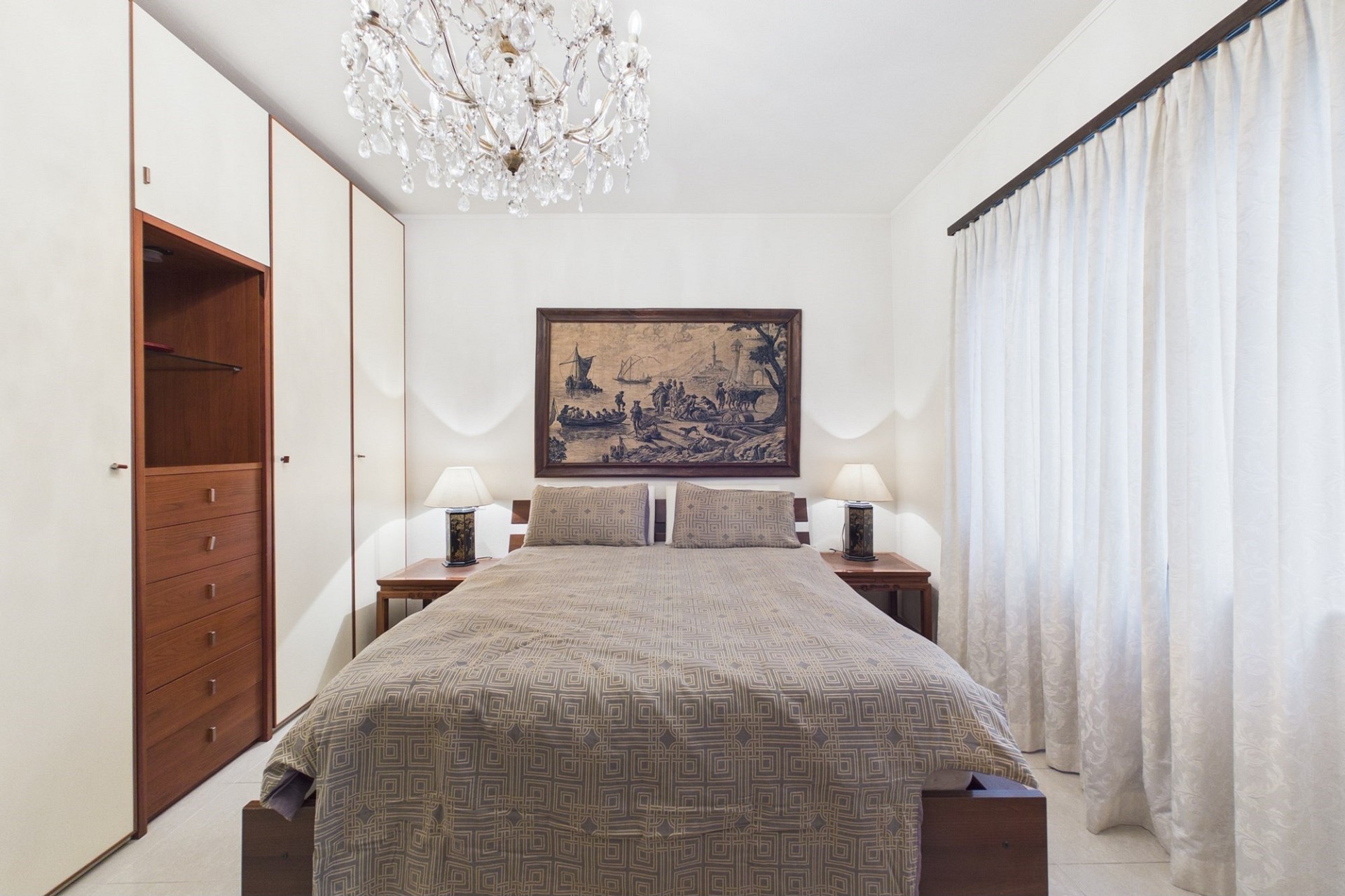 Schlafzimmer mit klassischer Einrichtung