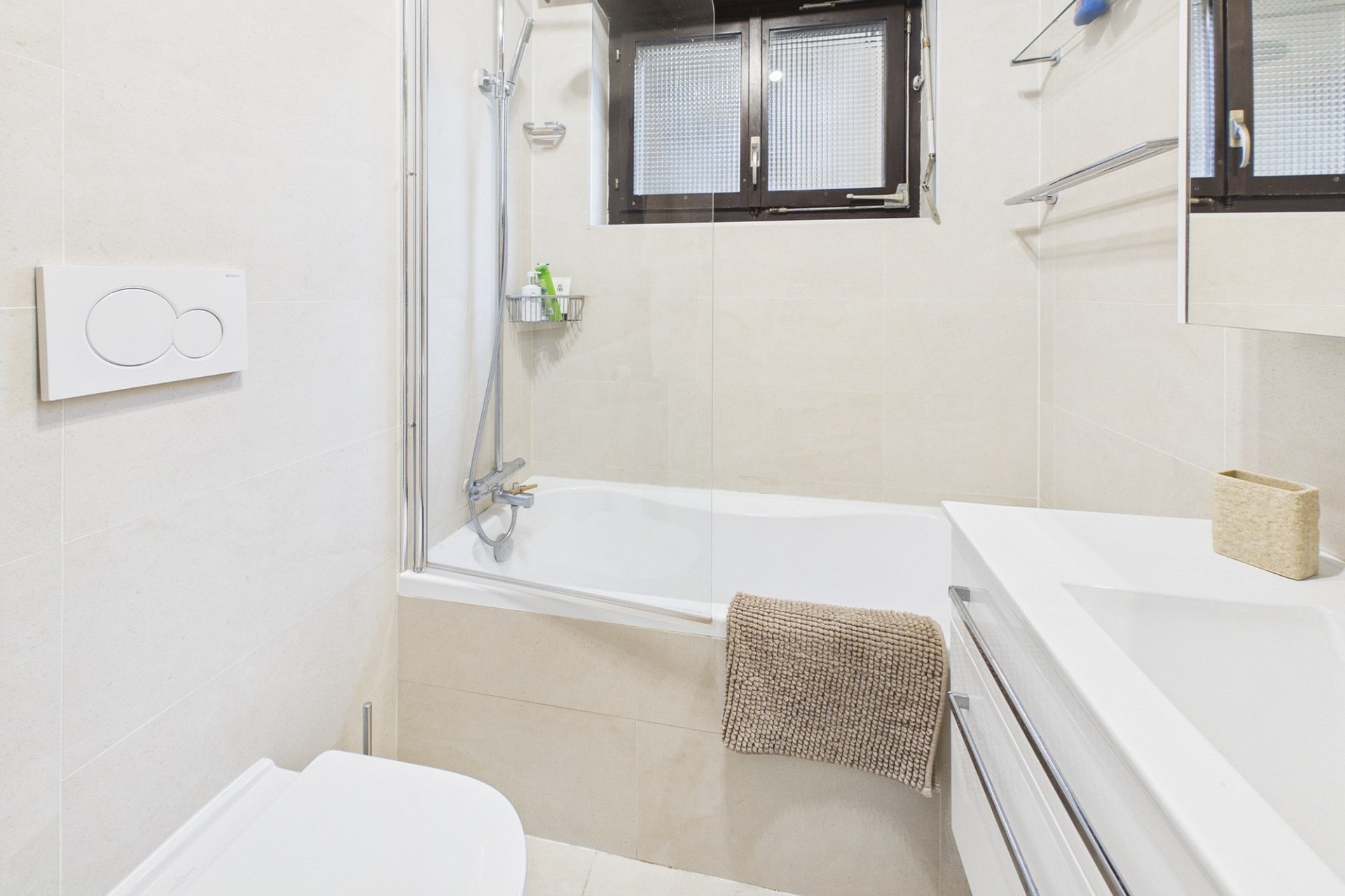 Kleines modernes Badezimmer mit Badewanne und Dusche
