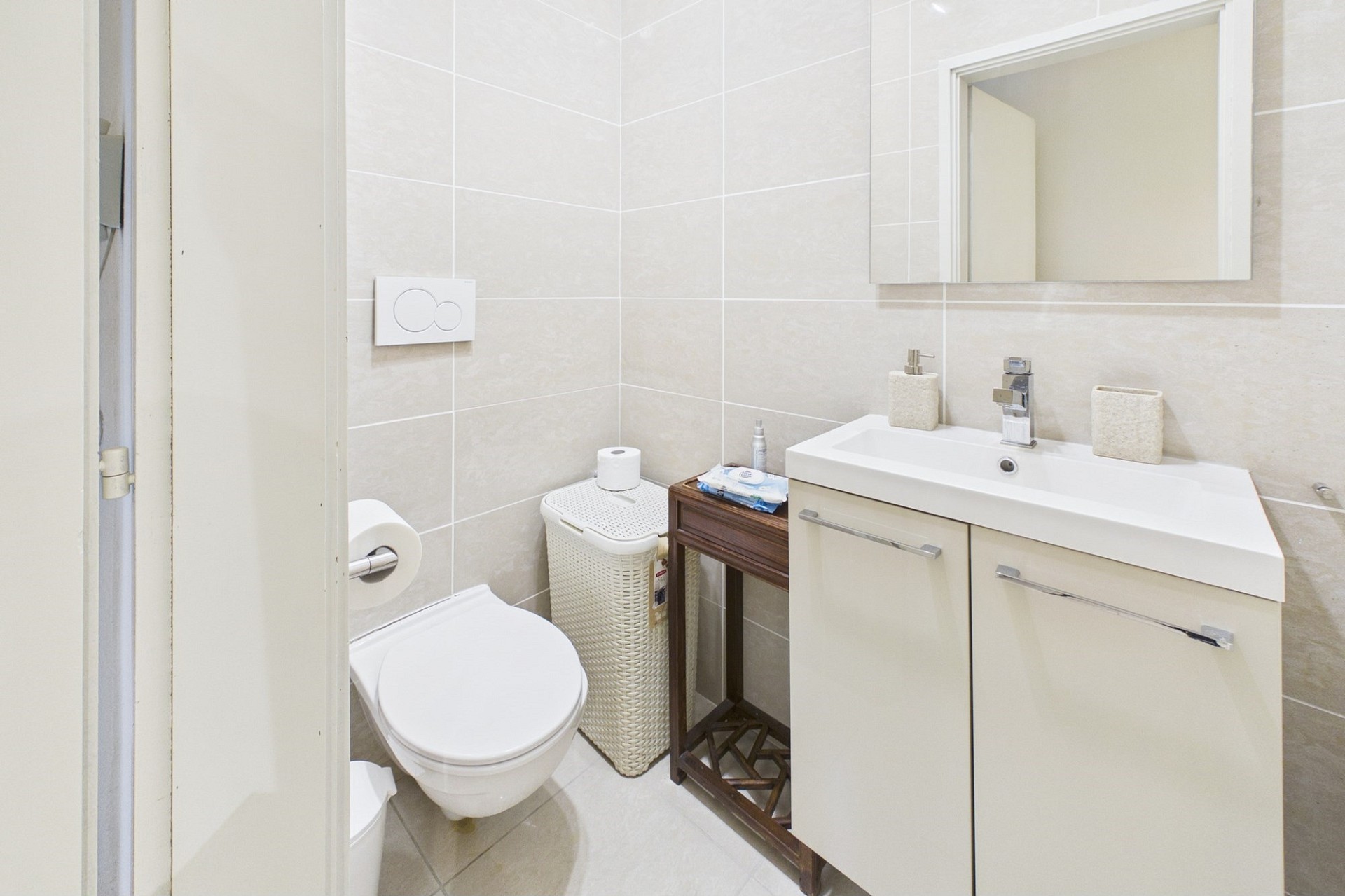 Kleines modernes Gäste-WC