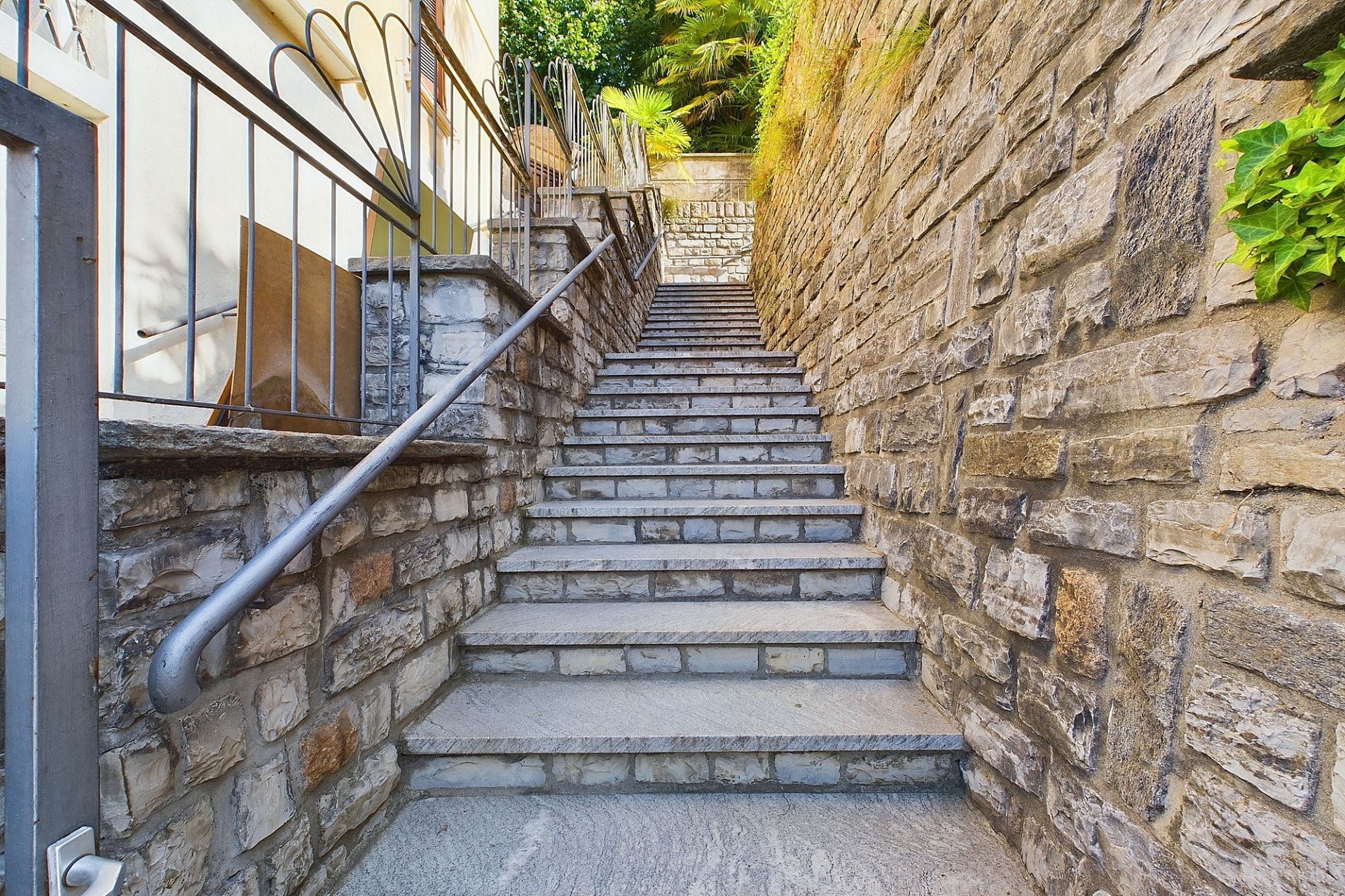 Steintreppe im Außenbereich