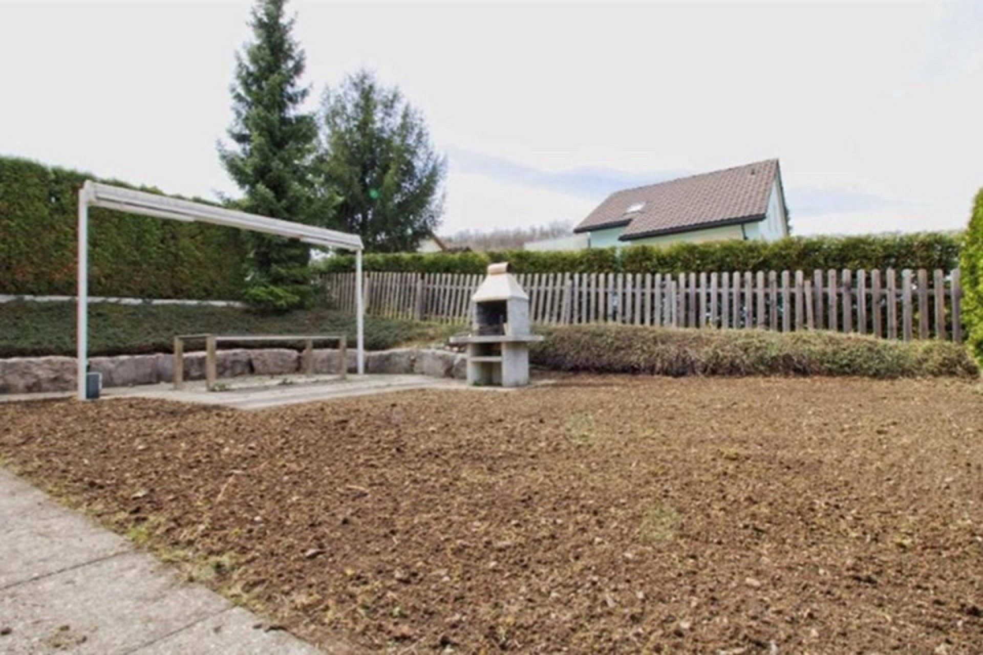 Garten mit Grillbereich