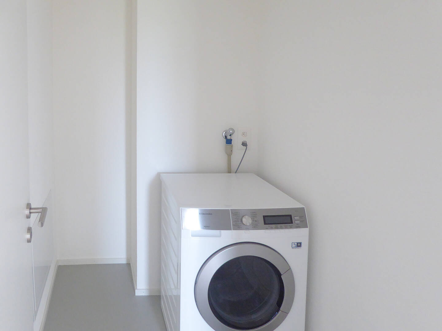 Hauswirtschaftsraum mit Waschmaschine