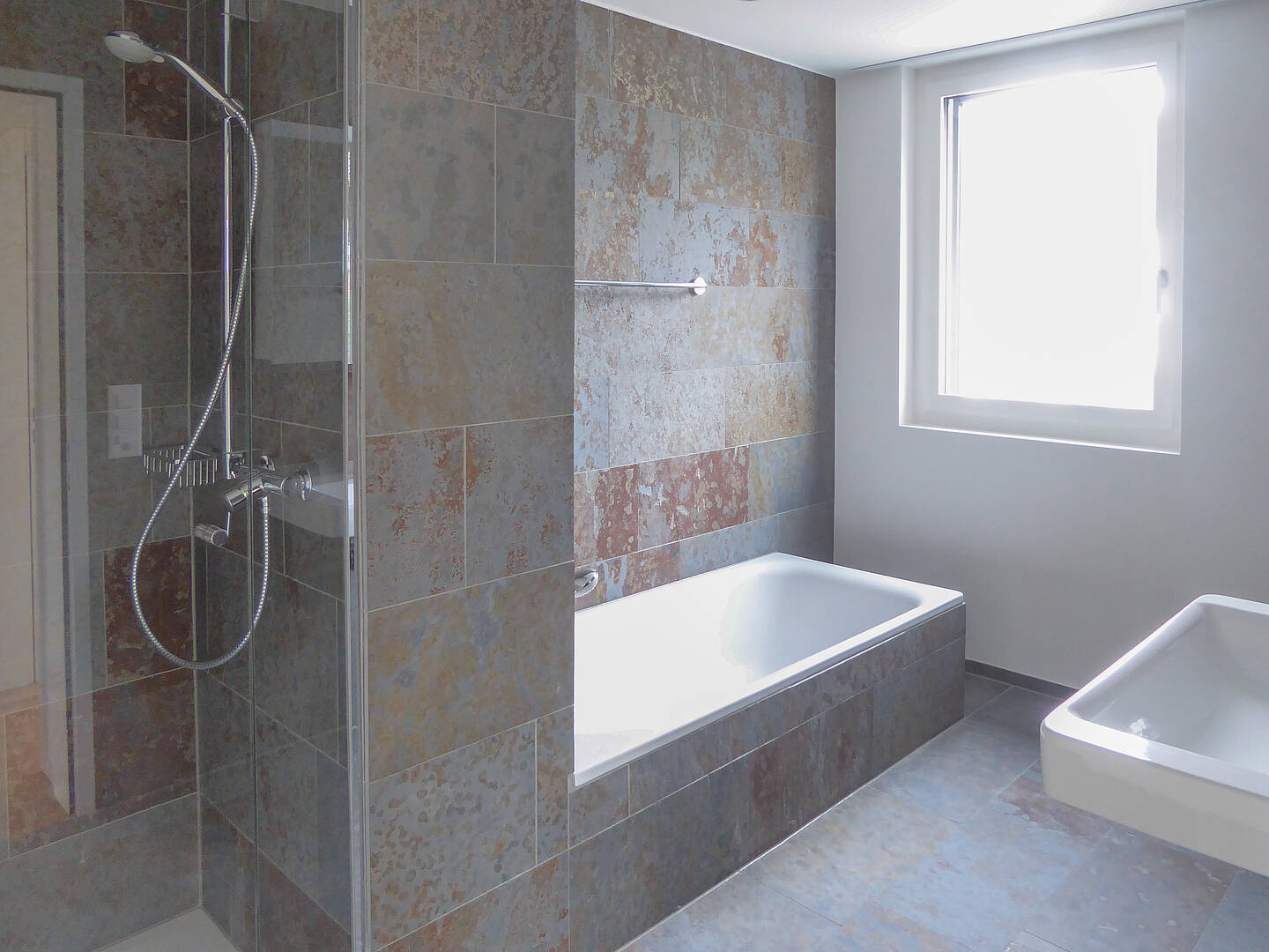 Modernes Badezimmer mit Badewanne und Dusche