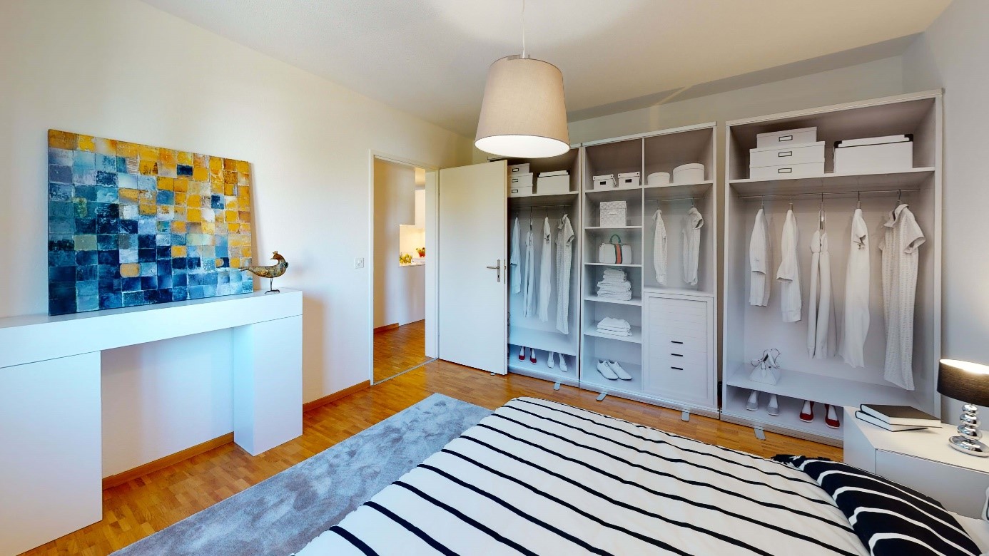 Helles Schlafzimmer mit offenem Kleiderschrank