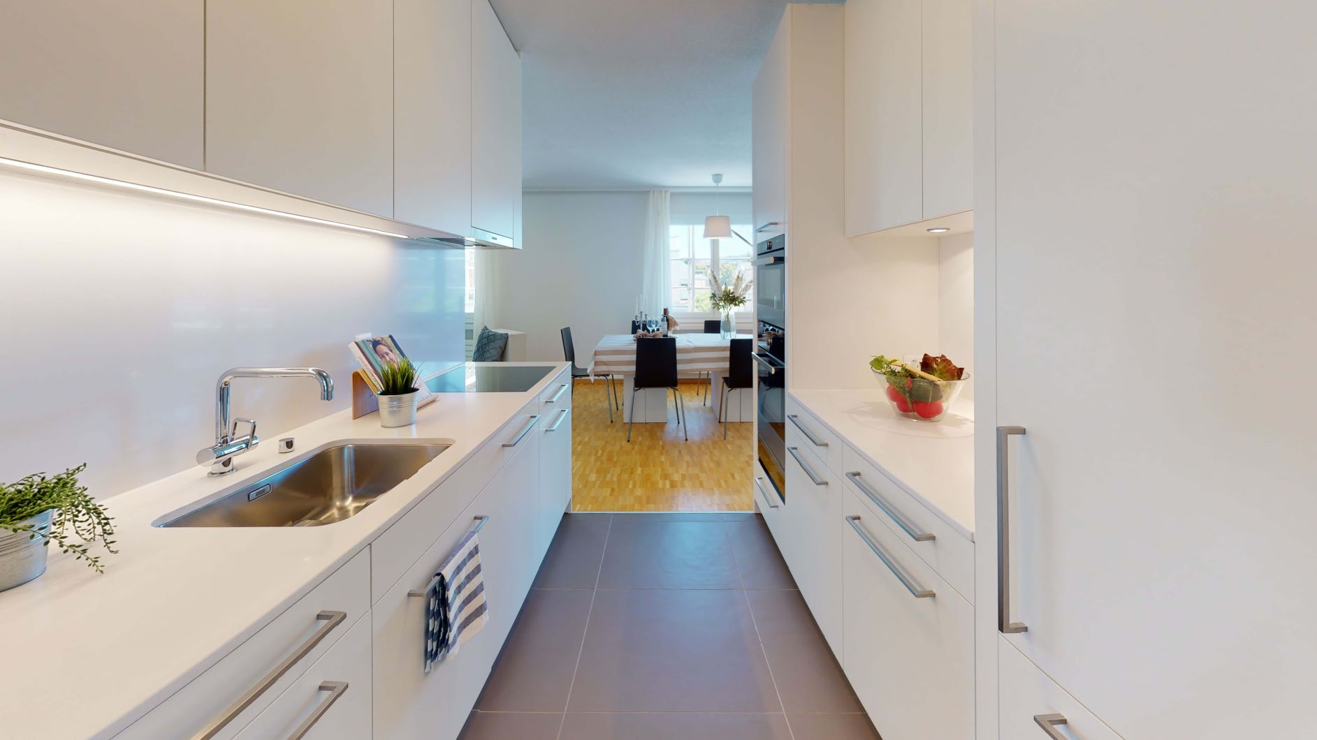 Moderne Küche mit Essbereich im Hintergrund
