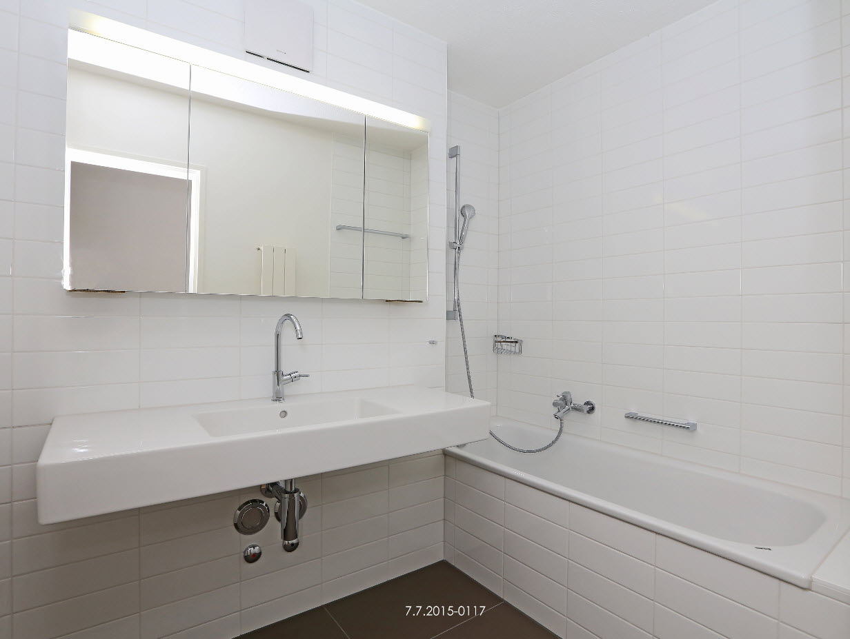 Modernes Badezimmer mit Badewanne und Waschtisch