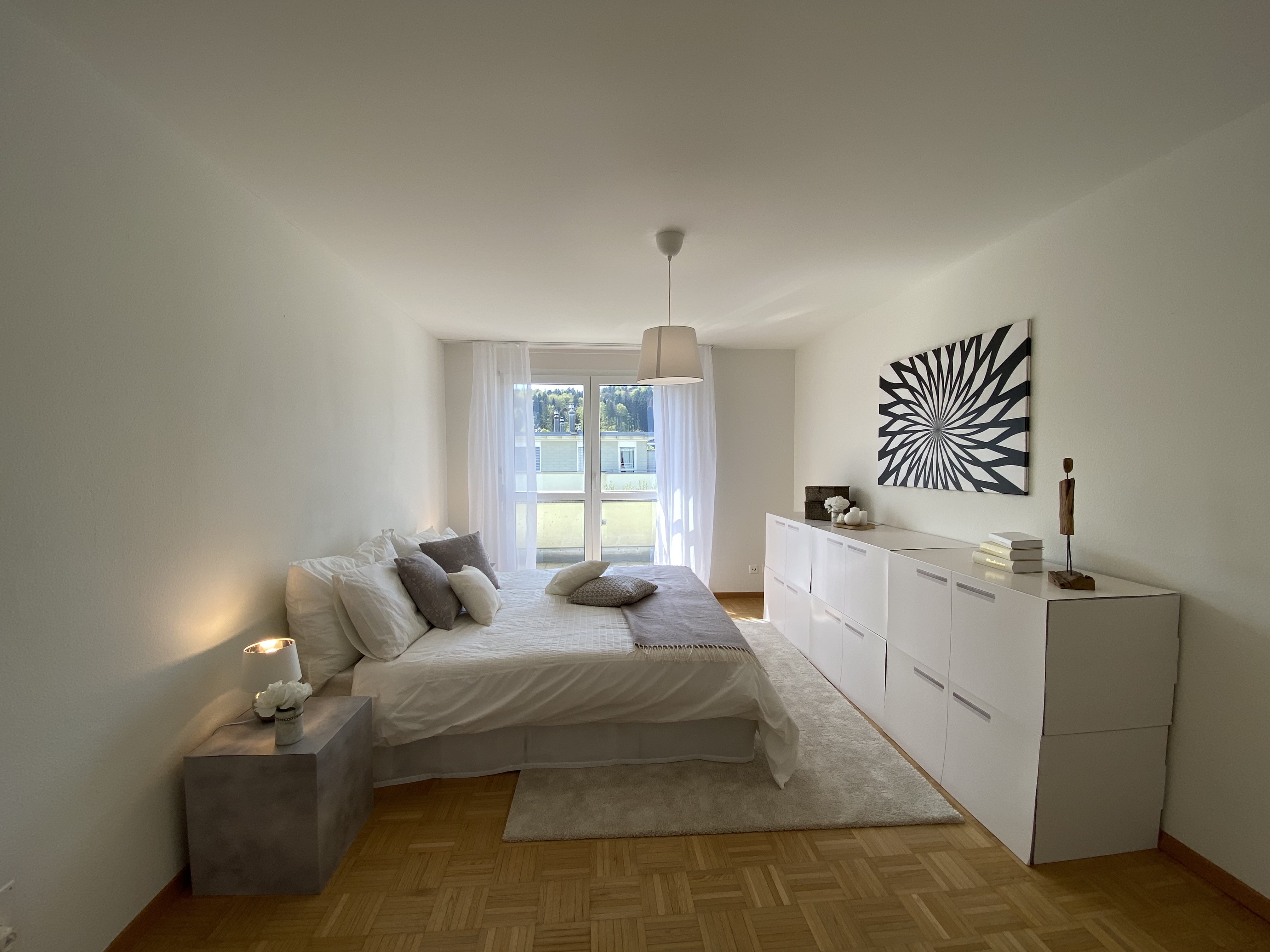 Helles Schlafzimmer mit Balkonblick