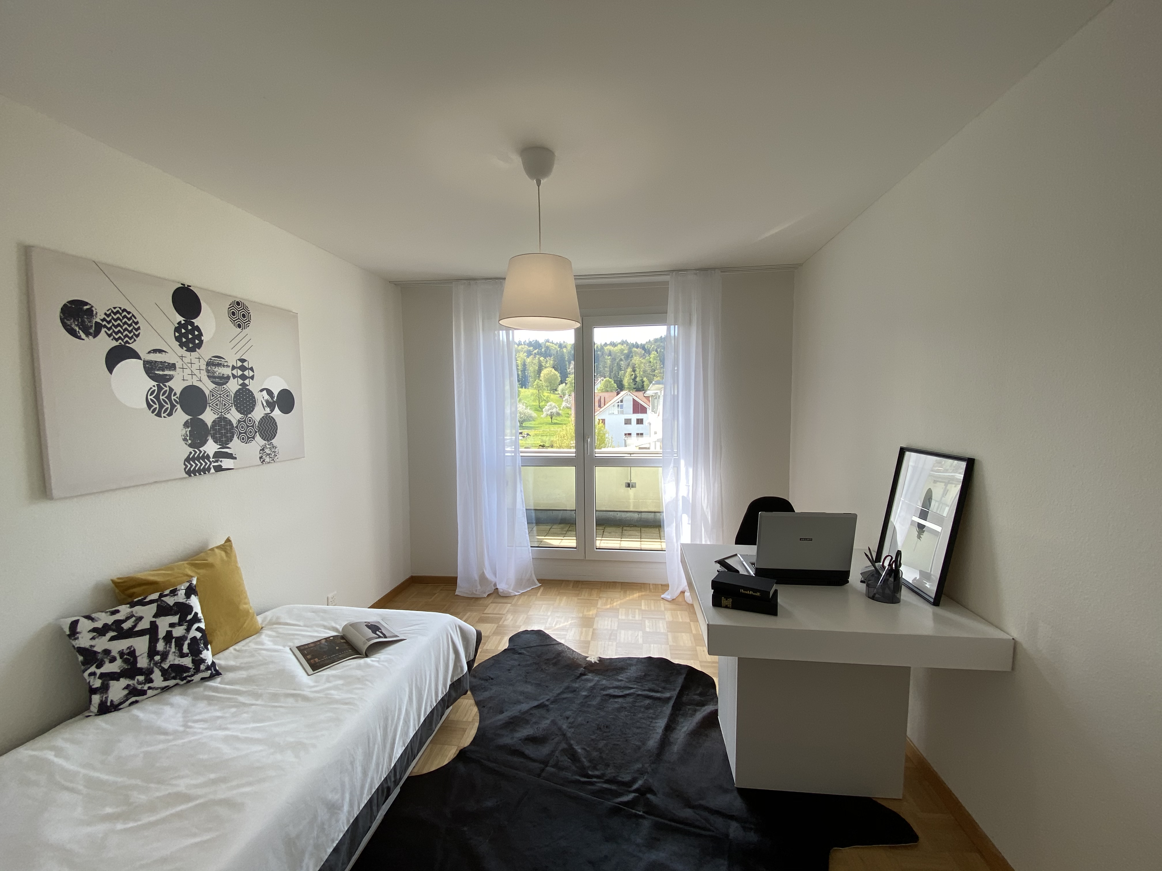 Helles kleines Schlafzimmer mit Arbeitsecke